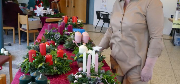 Adventskränze für „Nachbarn in Not“