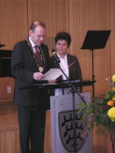Übergabe des Bundesverdienstkreuz am Bande. an unsere Ehrenvorsitzende Frau Dr. Roswitha, im Bild bei der Übergabe mit OB Dr. Vöhringer.
